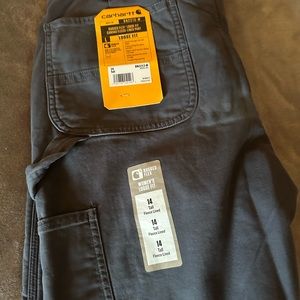 Never worn women’s Insulated carhartt pants